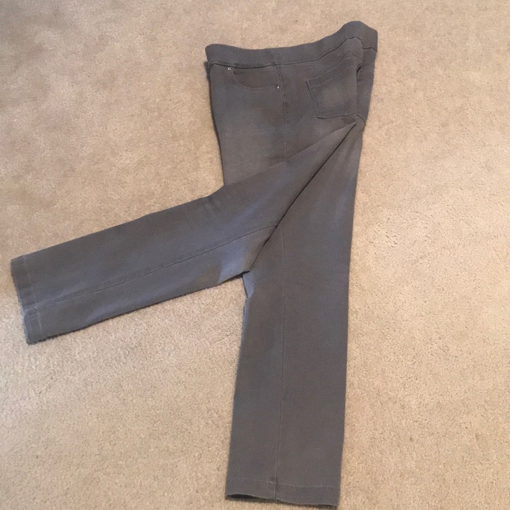 Women’s gray stretch, slimming pant.